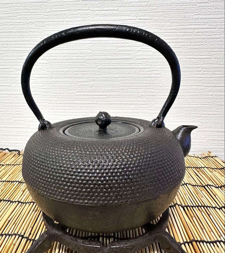 未使用品　南部盛岡東文堂造　１０型姥口アラレ　南部鉄瓶　南部鉄器　鉄瓶