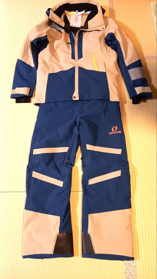 クリーニング済23－24オンヨネスキーウエア上下セット　サンド×ネイビーサイズM