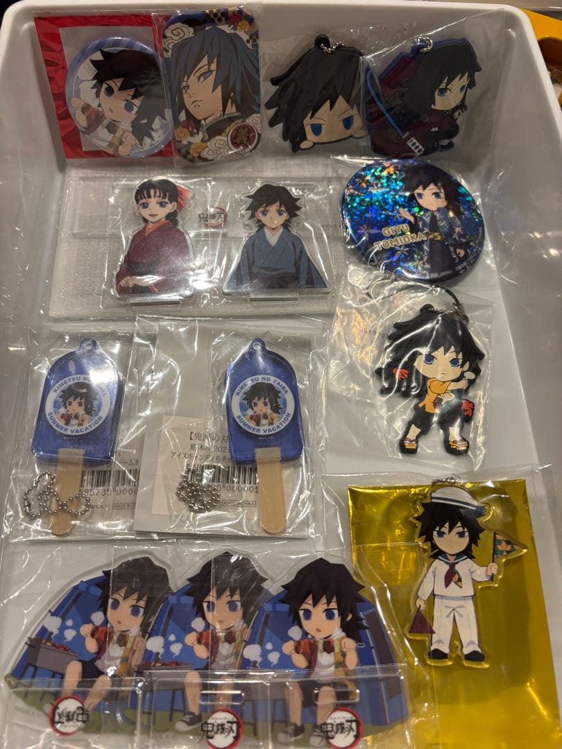 冨岡義勇　まとめ売り　アクリルスタンド　缶バッジ　チャーム　キーホルダー　色紙