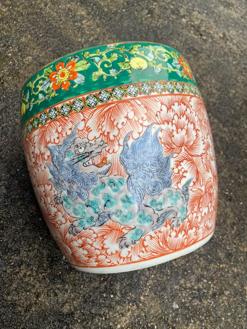 獅子の絵柄 陶器 植木鉢カバー