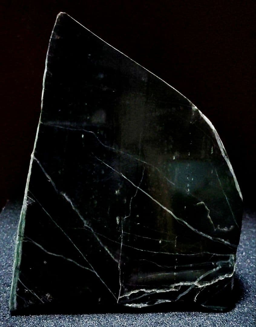 ★翡翠原石★幻の翡翠【秩父ブラックネフライト磨き407ｇ】