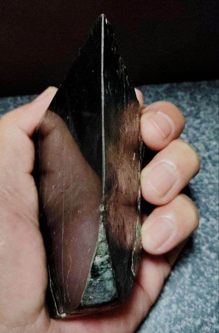 ★翡翠原石★幻の翡翠【秩父ブラックネフライト磨き407ｇ】