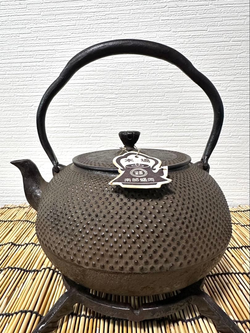 未使用品、タグ付　南部照光堂造　１８型アラレ　南部鉄瓶　南部鉄器　鉄瓶