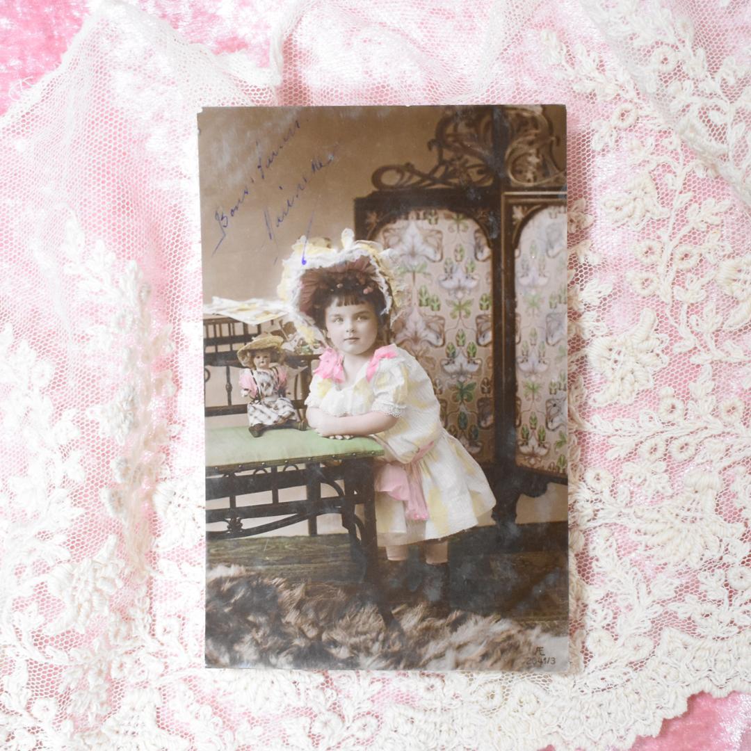 *アンティークポストカード　素敵なお部屋でお人形とくつろぐ少女