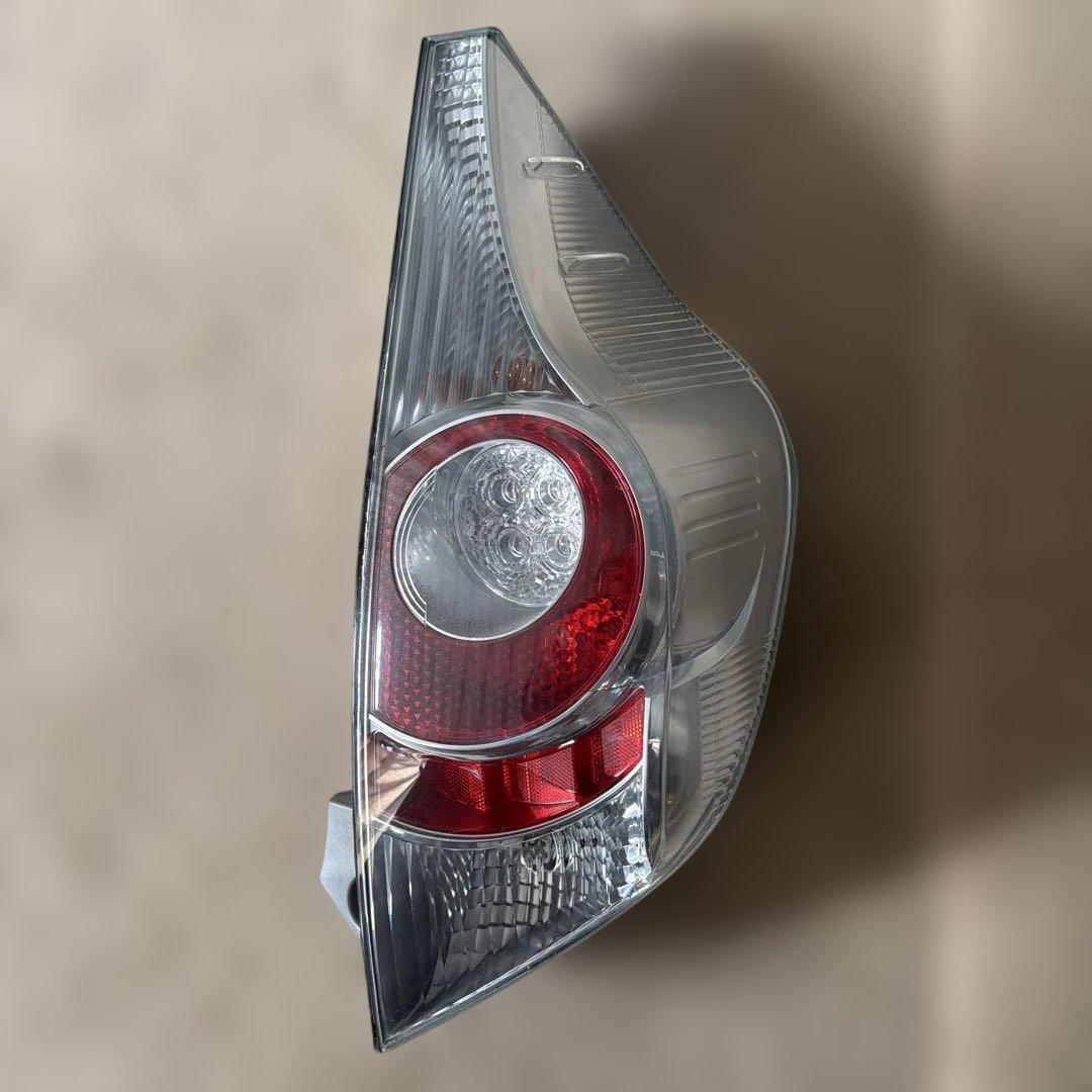 トヨタアクア NHP10 純正 右テールランプ