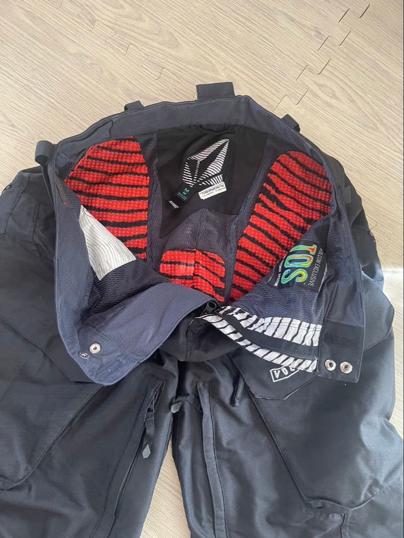 最終特別お値下げ❣️VOLCOMスノーボードウェア Lサイズ 上下セット　暖かい