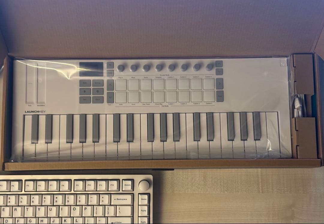 【未使用】Novation Launchkey mini37 mk4 White