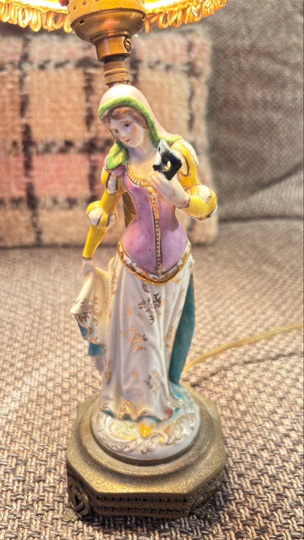 女性像の陶器ランプ　アンティークランプ