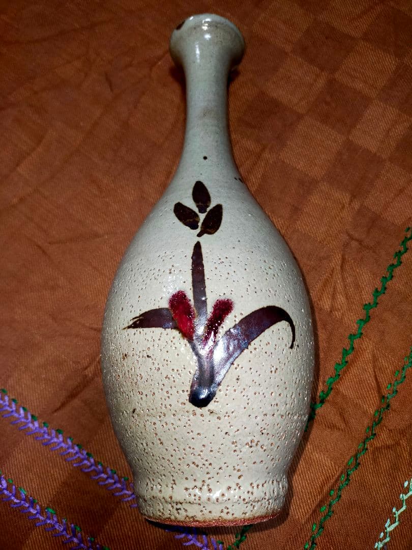 手に持つとしっくり来るという表現がピッタリの写真よりも実物の方が鼠色っぽ鶴首壷