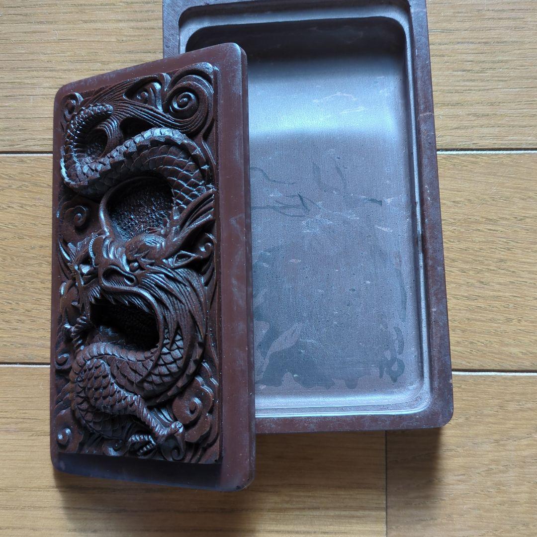 ドラゴン彫刻の石製硯箱