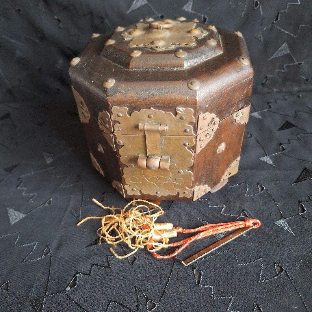 韓国　李朝家具　アンティーク　八角形ボックス 木製に金属の装飾　関貫つき