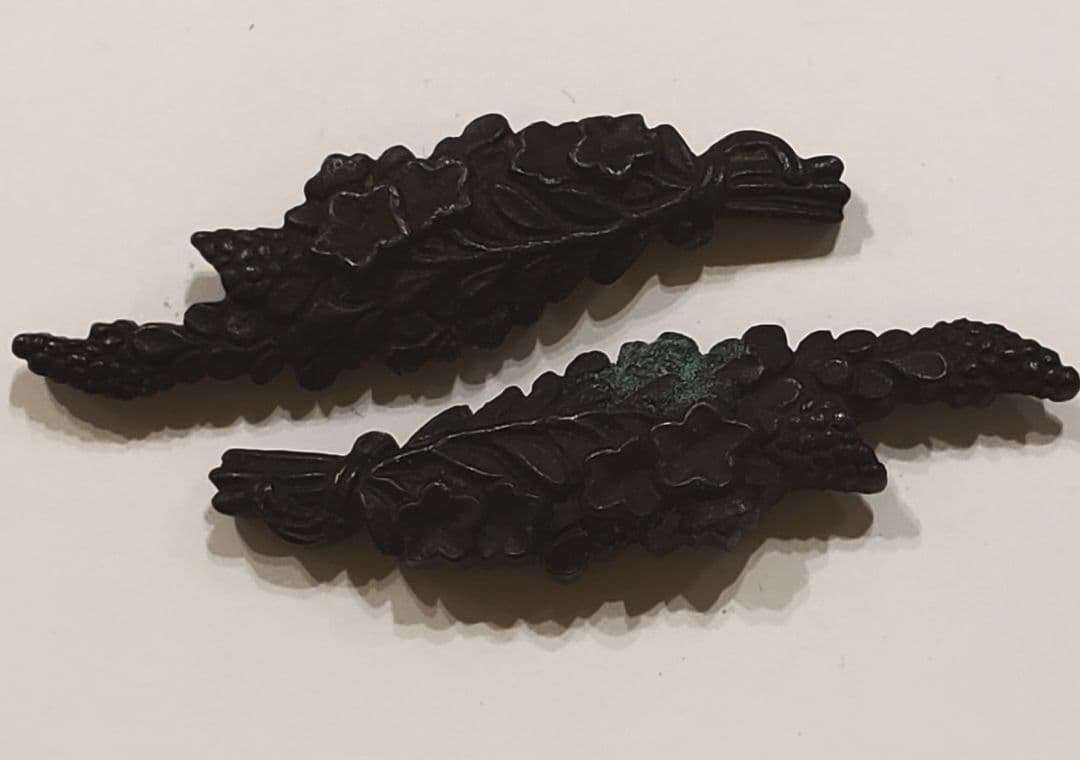 目貫　花束の図　赤銅製