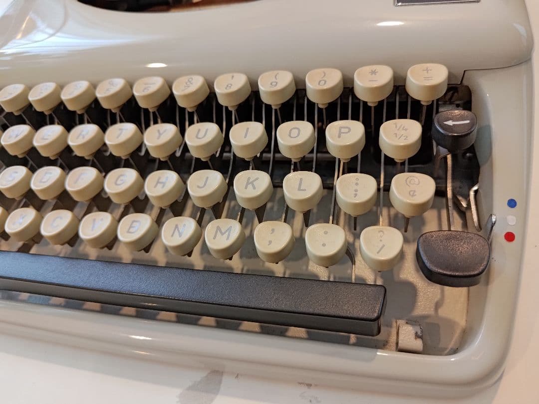 【完動品】TRIUMPH Tippa タイプライター（ドイツ製）ケース付き