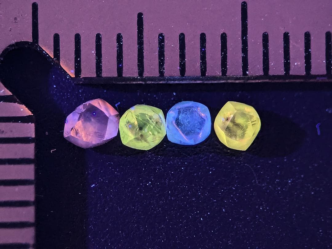 蛍光ダイヤモンド原石４色セット　計0.37カラット