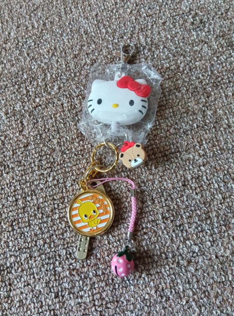 ハローキティ＆犬のキャラクターキーホルダーセット