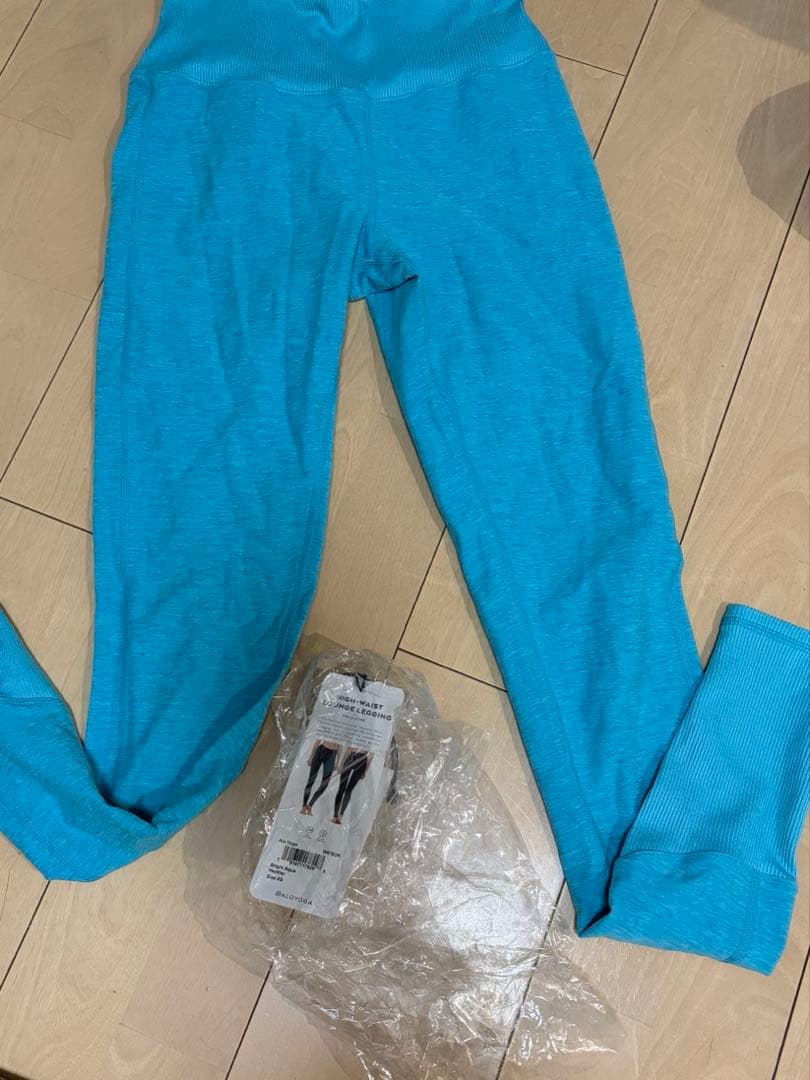 alo yoga リブパンツ