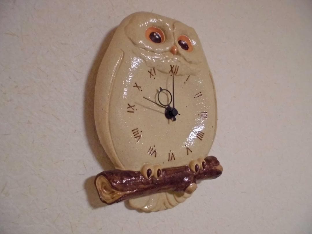 美濃焼　愛嬌のある陶器のふくろうの掛け時計　陶器のインテリア時計