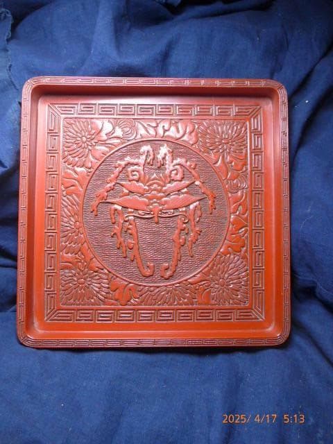 古い物です　素晴らしい推朱の盆です。迫力があります