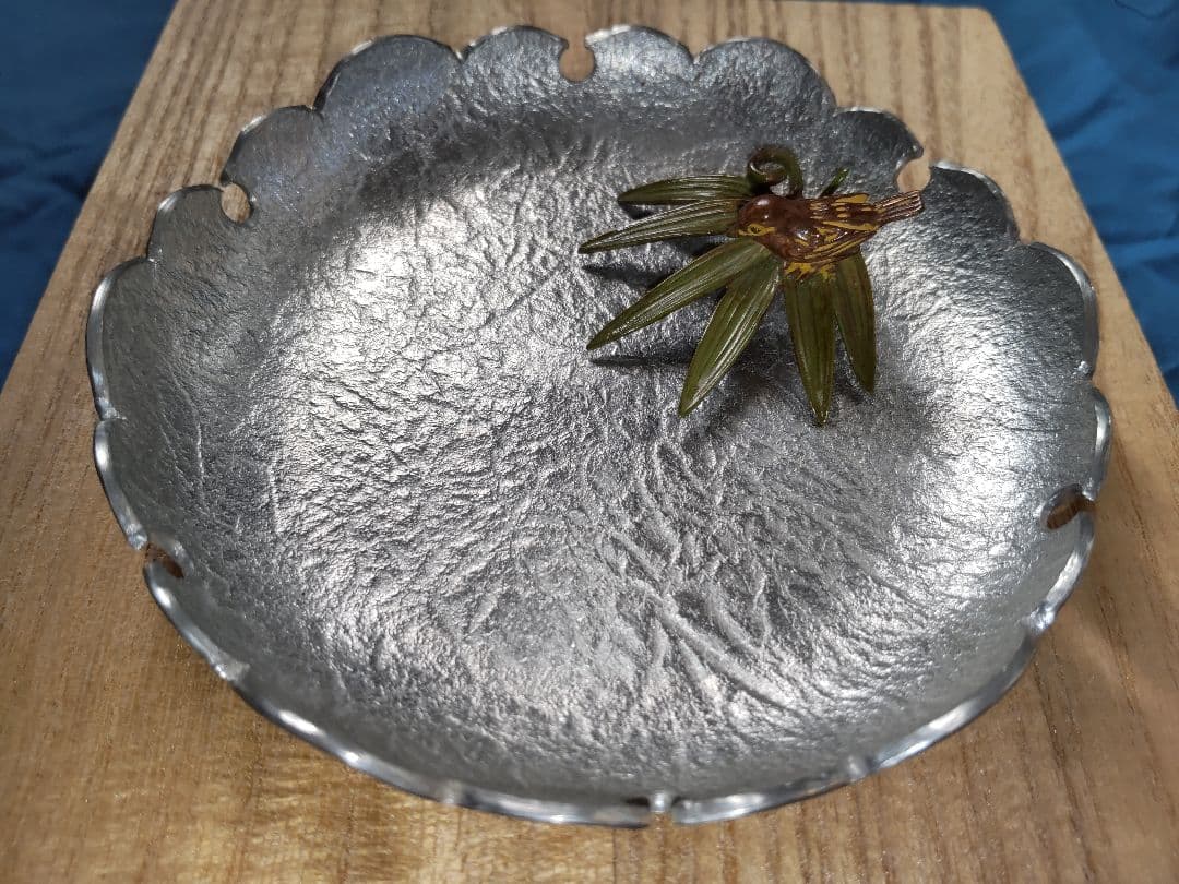 清課堂　鋳銅【竹に雀】香立＆錫【石目雪輪】皿　共箱付属