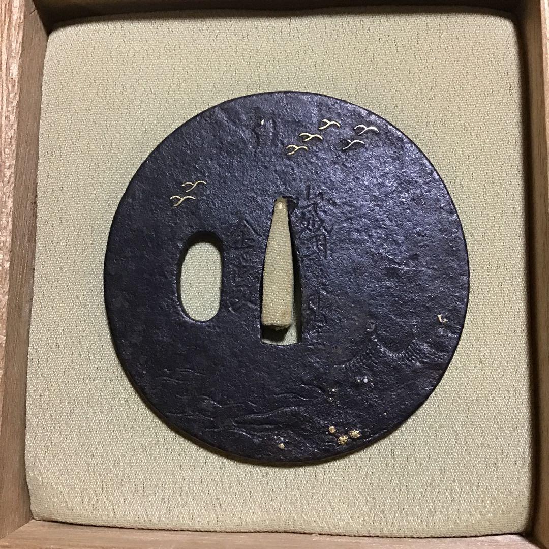 鉄地丸型鋤出色絵象嵌「魚村雁図」山城国伏見住　金家在銘　室町時代　　　　　書鍔箱