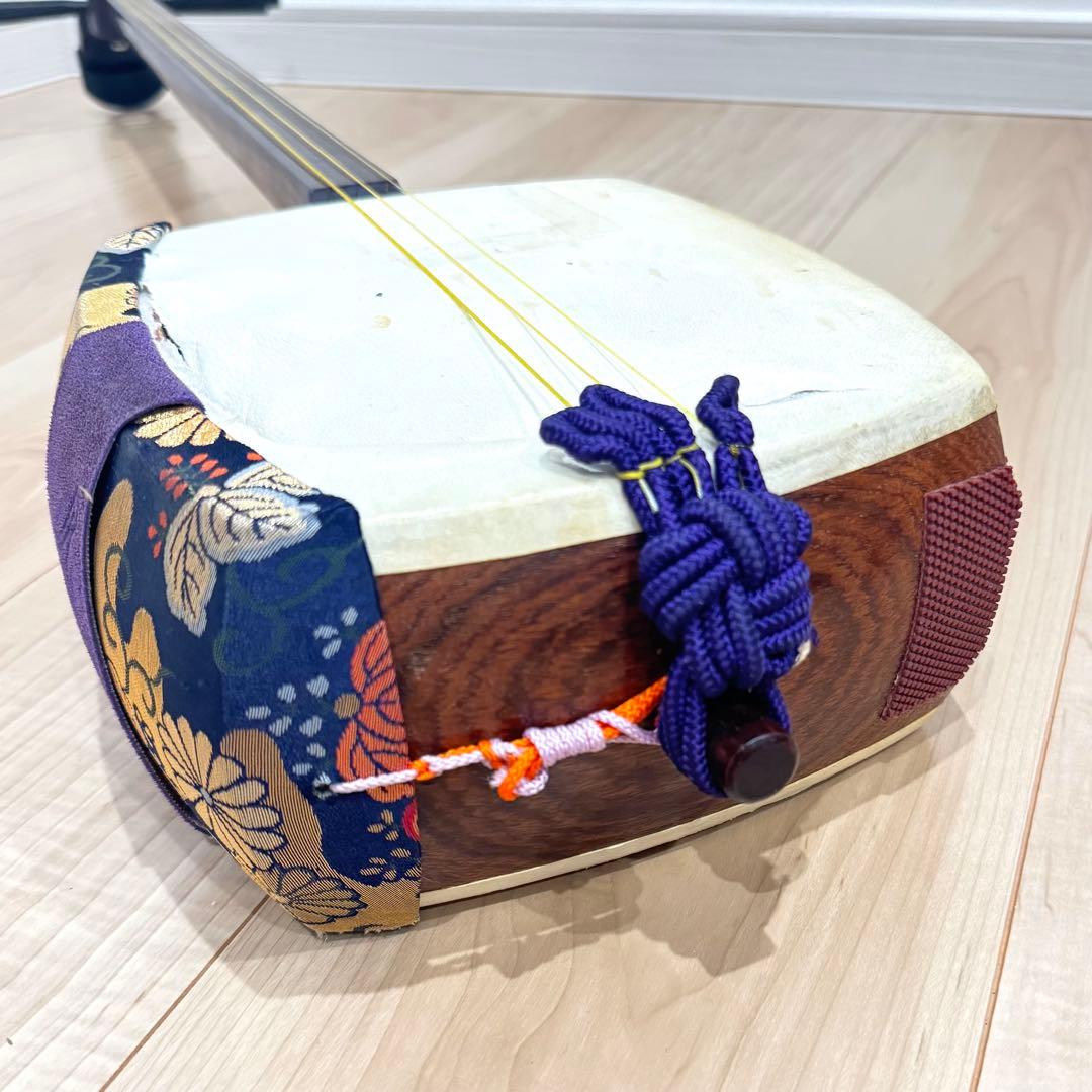 【高級】　中棹三味線　子持ち綾杉胴　紅木　トチ有り　2本溝　金細　K刻印　鼈甲撥