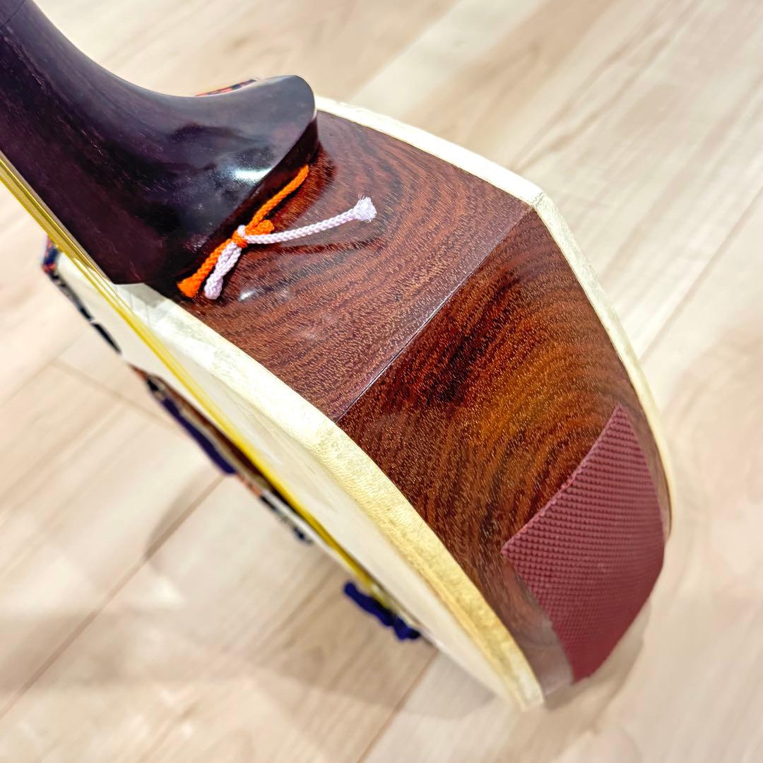 【高級】　中棹三味線　子持ち綾杉胴　紅木　トチ有り　2本溝　金細　K刻印　鼈甲撥