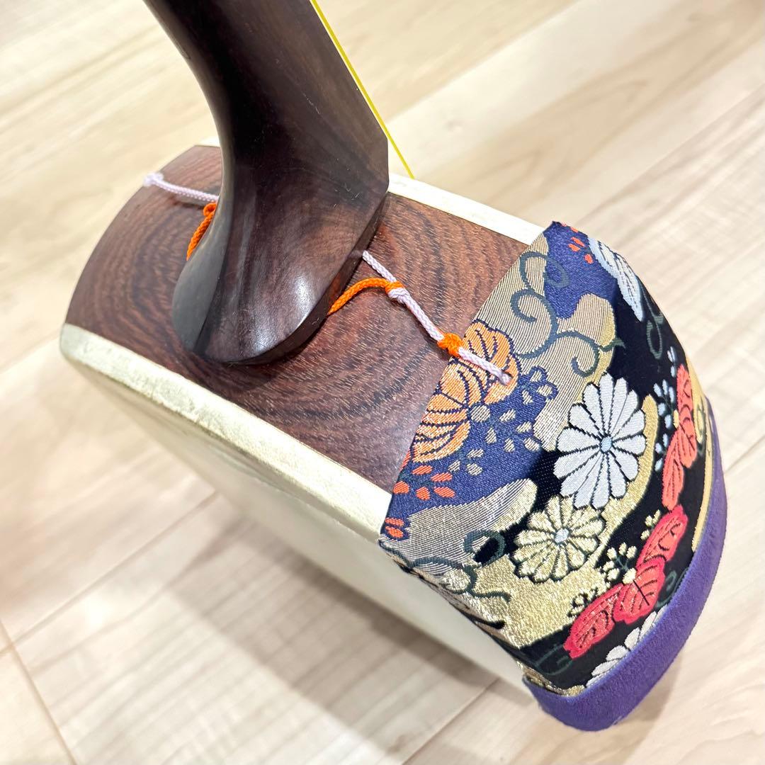 【高級】　中棹三味線　子持ち綾杉胴　紅木　トチ有り　2本溝　金細　K刻印　鼈甲撥