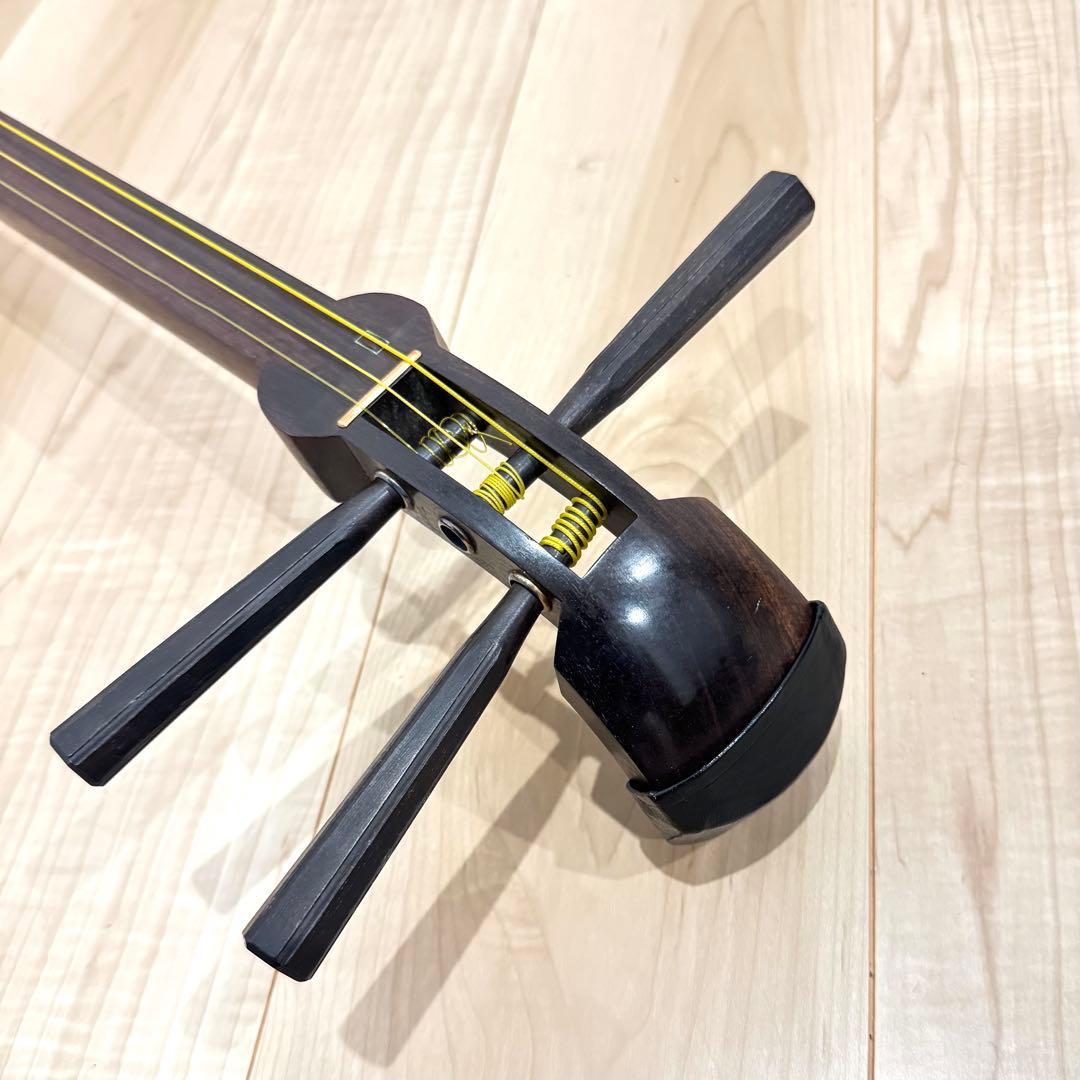 【高級】　中棹三味線　子持ち綾杉胴　紅木　トチ有り　2本溝　金細　K刻印　鼈甲撥