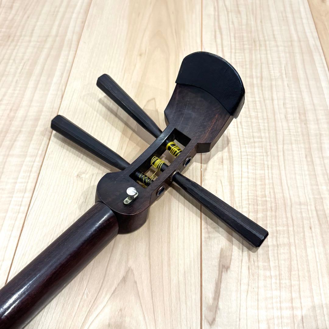 【高級】　中棹三味線　子持ち綾杉胴　紅木　トチ有り　2本溝　金細　K刻印　鼈甲撥