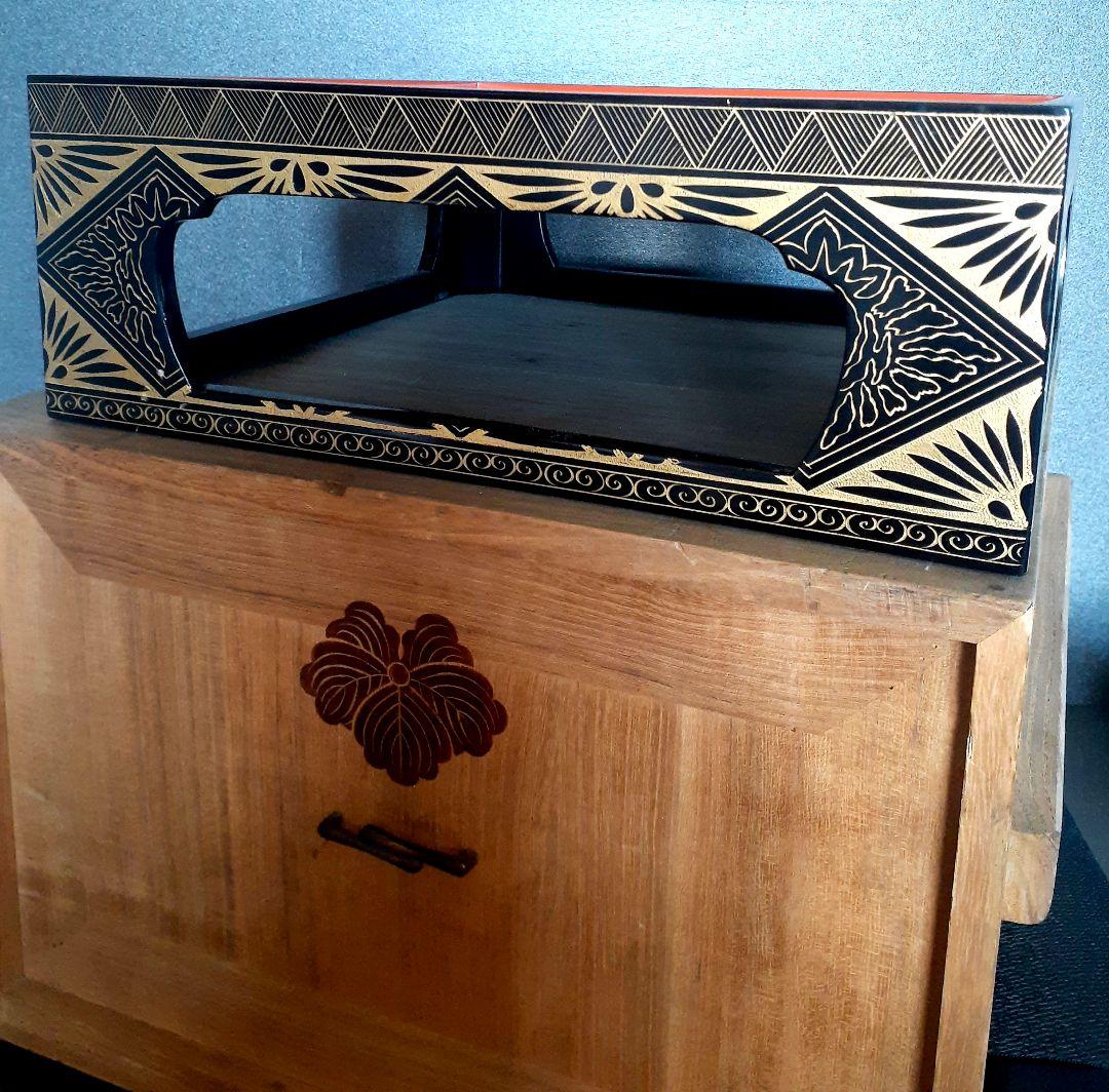 【時代物】桐御紋桐箱入り　金蒔絵　花文様　四方高付膳　口縁市松文様盆　2点揃い