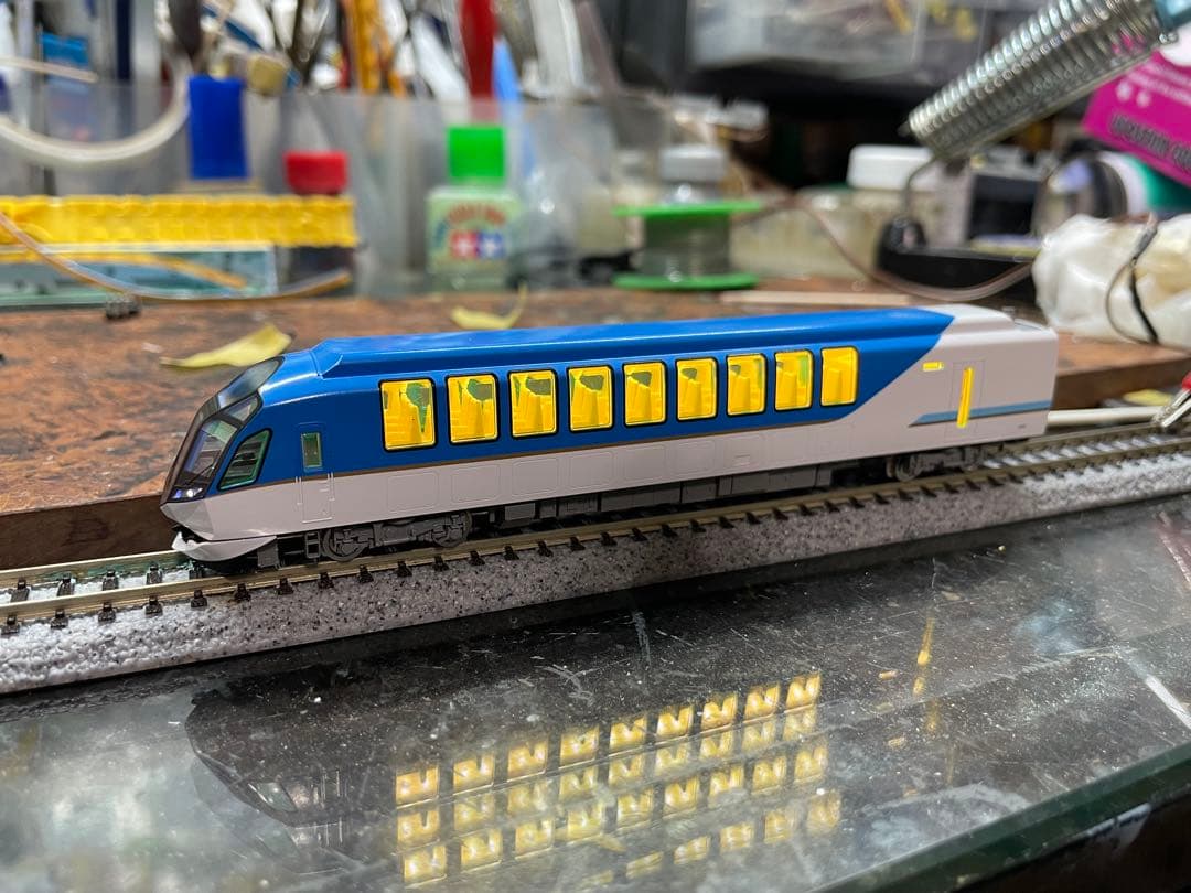 TOMIX「しまかぜ」に室内灯を組み込みます。