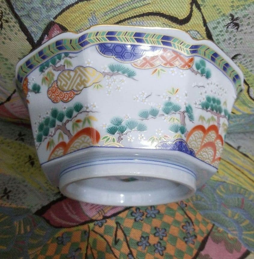 美濃焼　翔山窯　陶印いり中鉢です