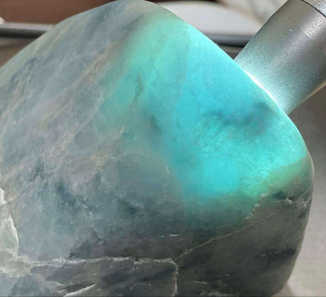 ［青水色　ガラス質］　入りコン沢翡翠156g 糸魚川　ヒスイ　ひすい