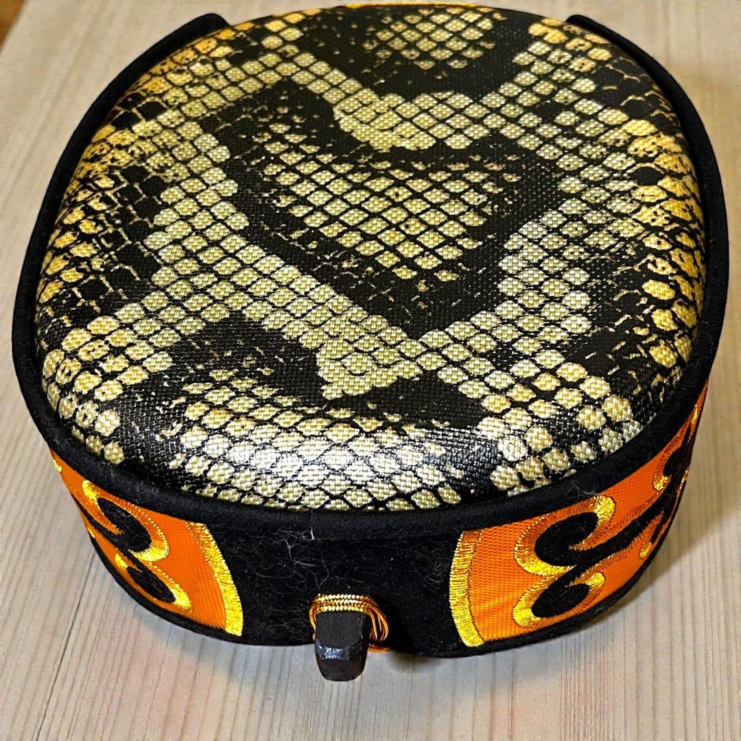 ほぼ未使用級❣️極美品✨ 沖縄三線 人工皮 蛇柄胴 琉球唐草刺繍 ハードケース付き