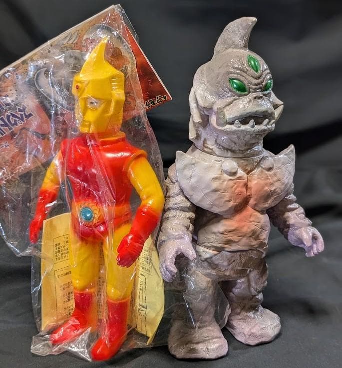 スペクトルマン未開封＆シルバーロボ（ベアモデル）ソフビフィギュア２体セット