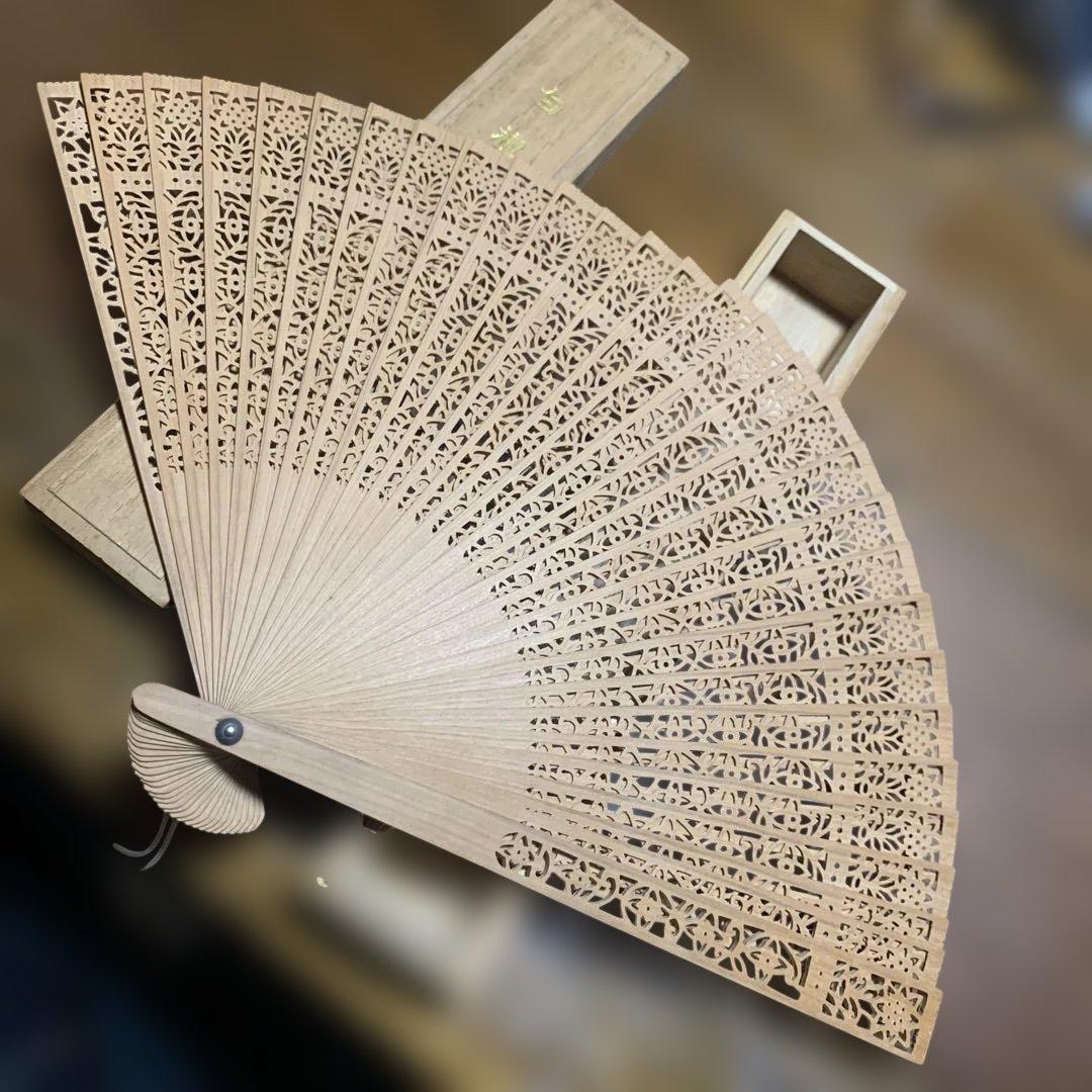 白漣扇 透かし彫り 木製　扇子