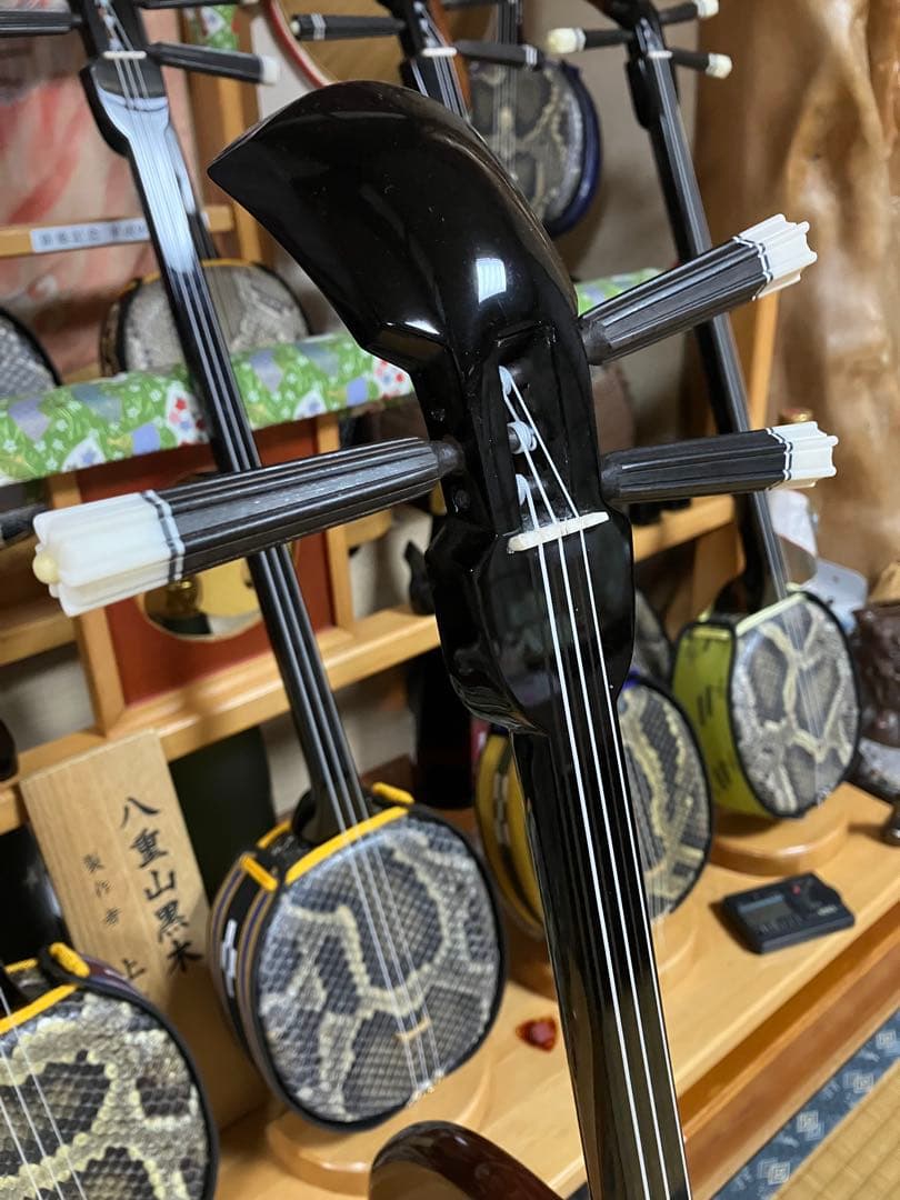 沖縄三線貴重八重山黒木与那城型本皮一枚張りスンチ塗り期間限定出品