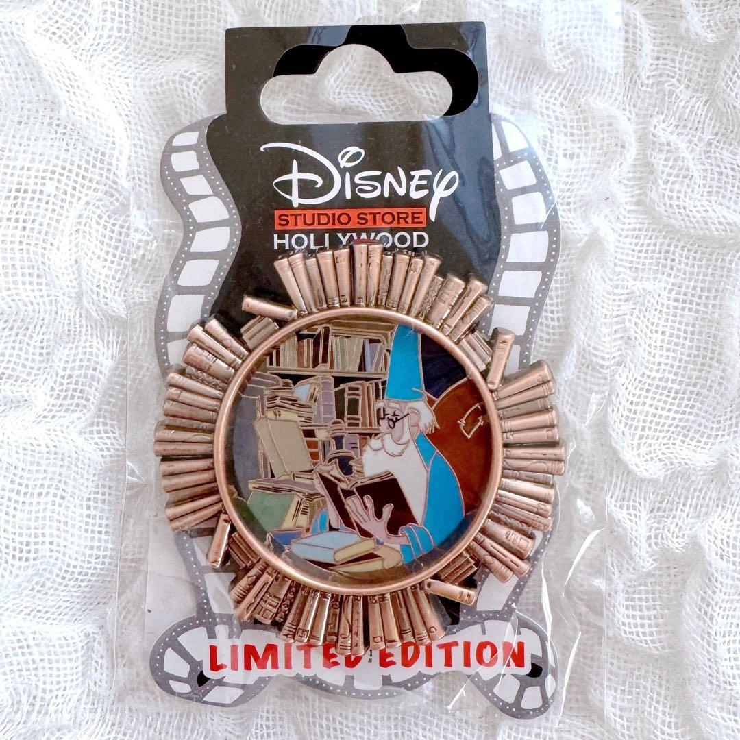 ピンズ・ピンバッジ・缶バッジ disney circle of books pin merlin