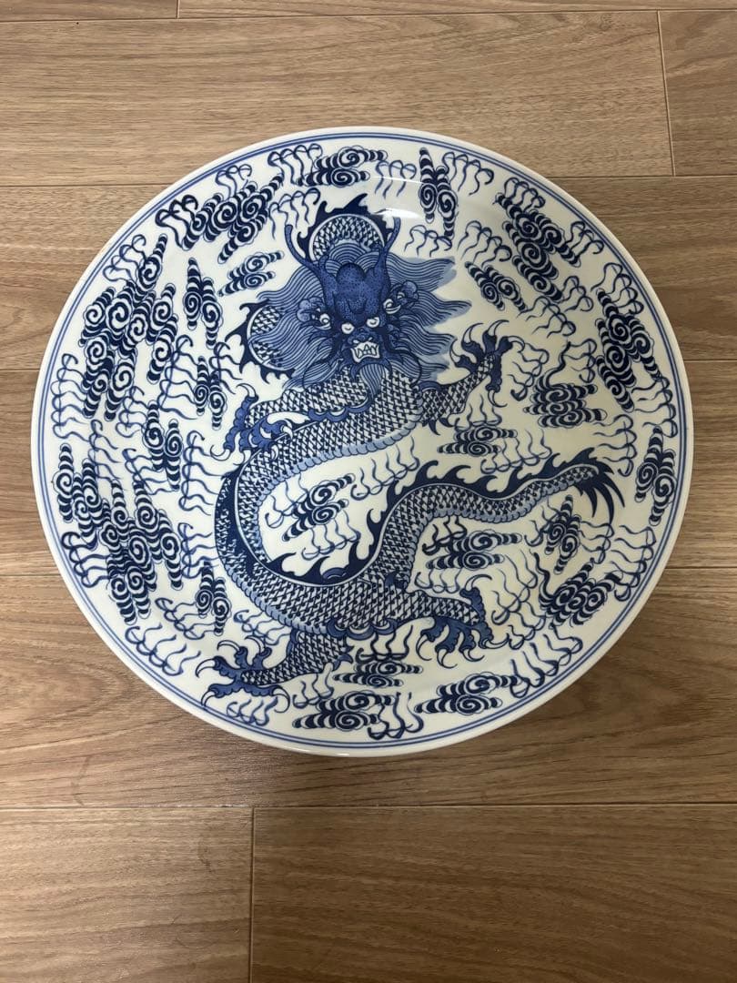 中国　青いドラゴン模様の陶器皿　大皿