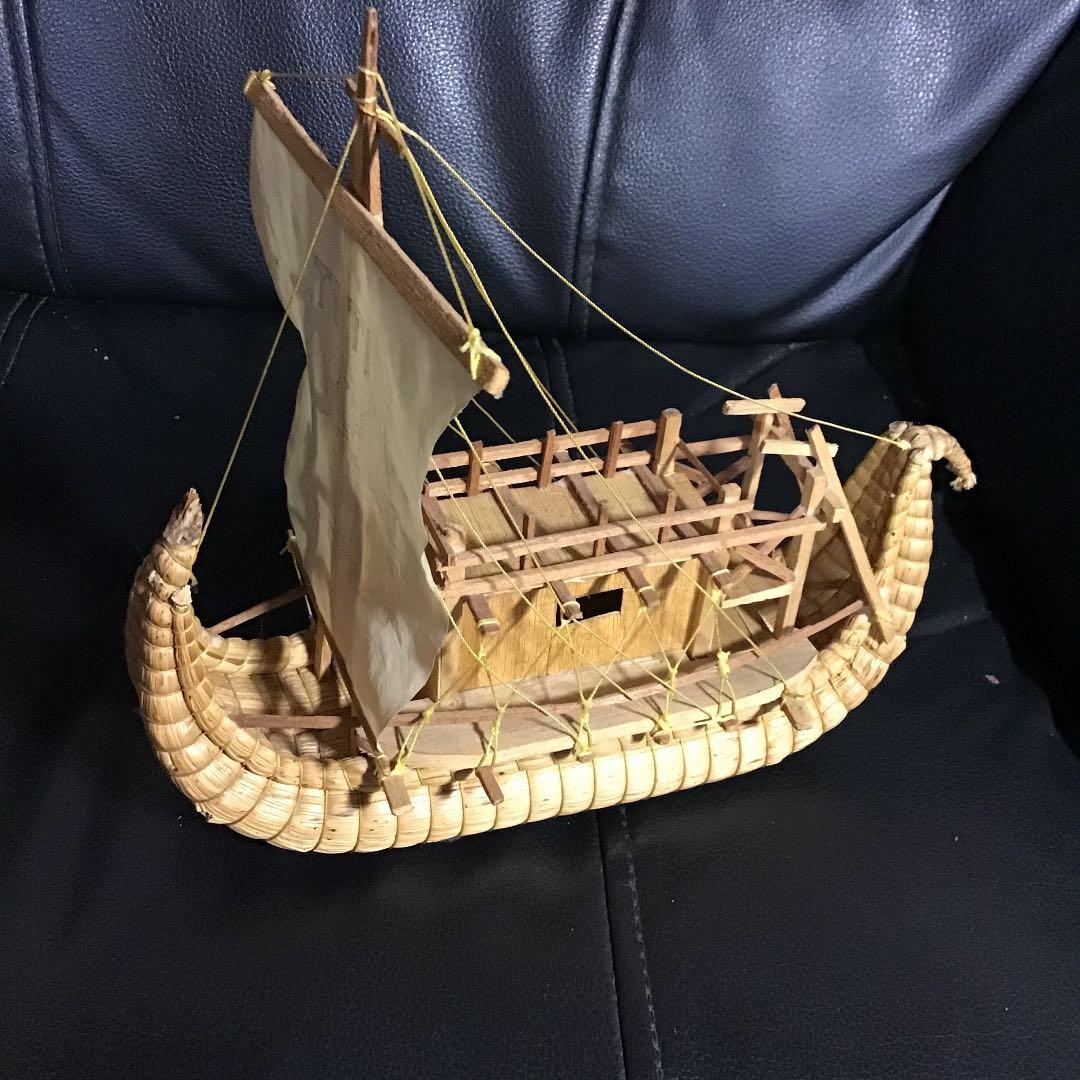 チチカカ湖の素材で出来た帆船