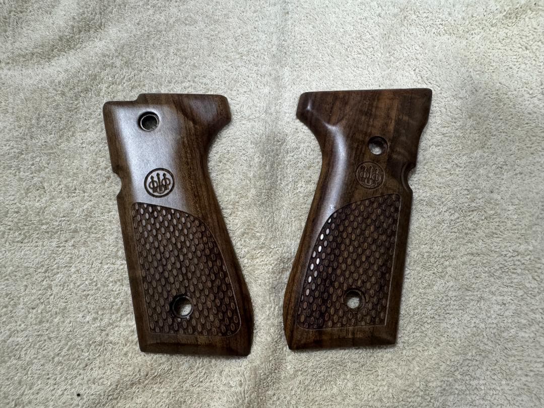 ベレッタ社純正　M92Fシリーズ用木製グリップ　レーザーチェッカリング仕様