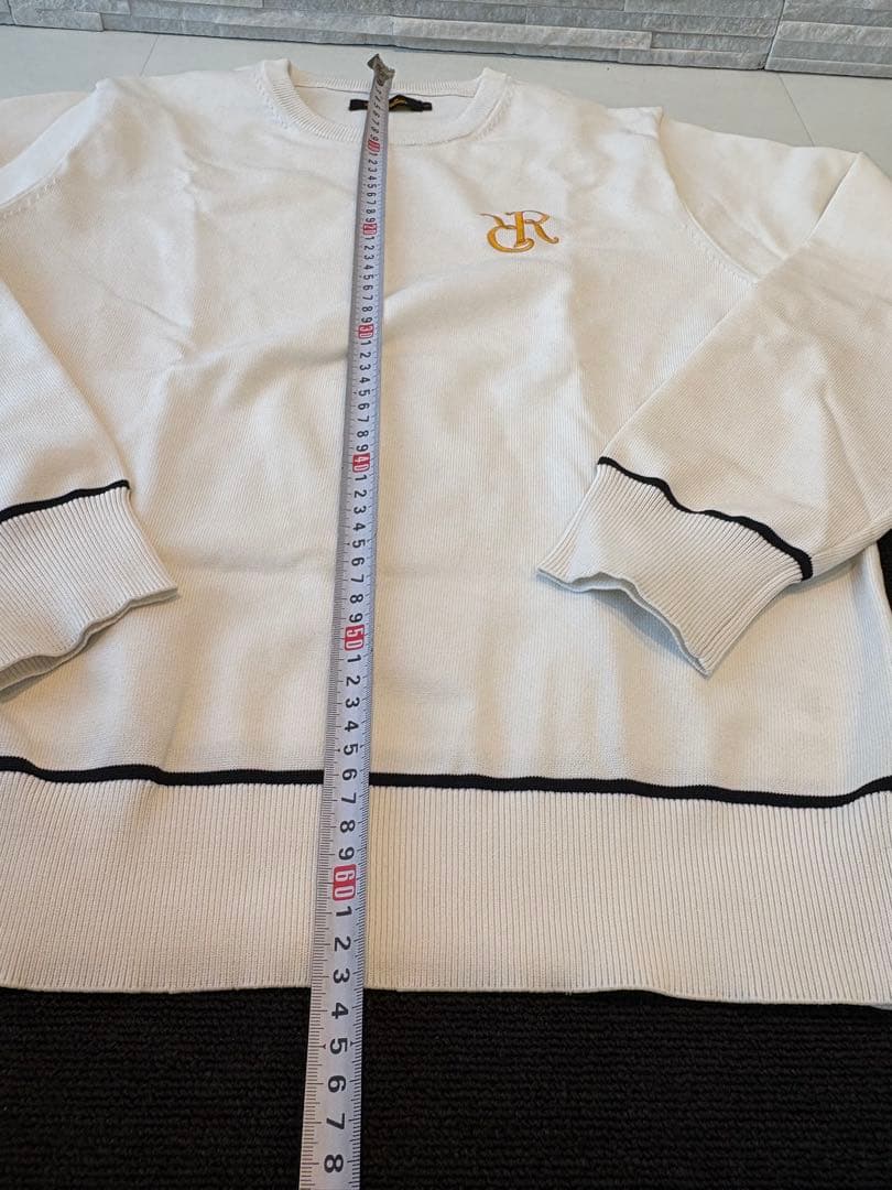 ホワイトセーター ゴールド刺繍ロゴ