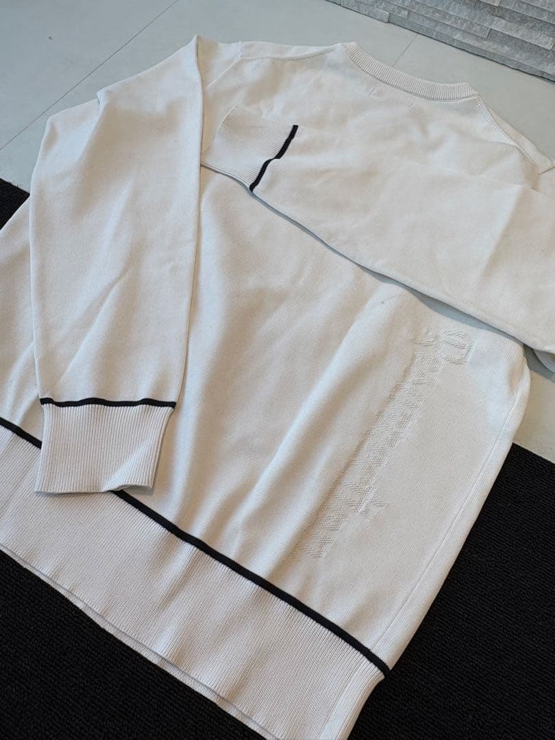 ホワイトセーター ゴールド刺繍ロゴ