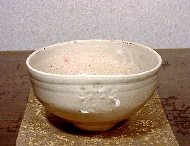 京焼・清水焼　高橋道八(六世)作　桃山御本　五三桐紋　茶碗　無傷　箱合　保証。