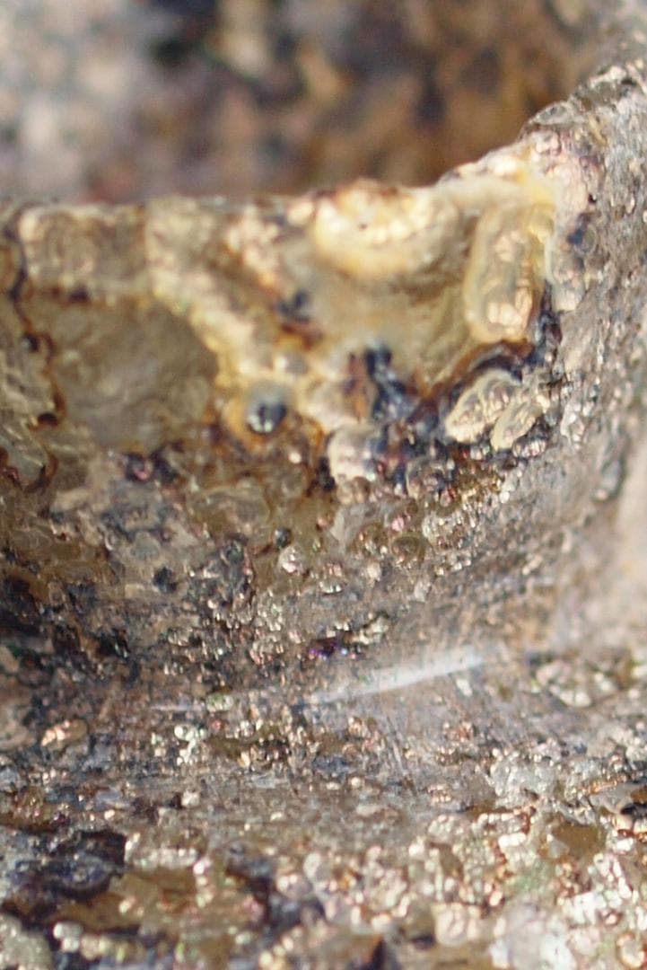 薄黄緑ガラスの胎を、赤紫や青緑の銀化が美しく飾る、香油入れローマン・ガラス小瓶