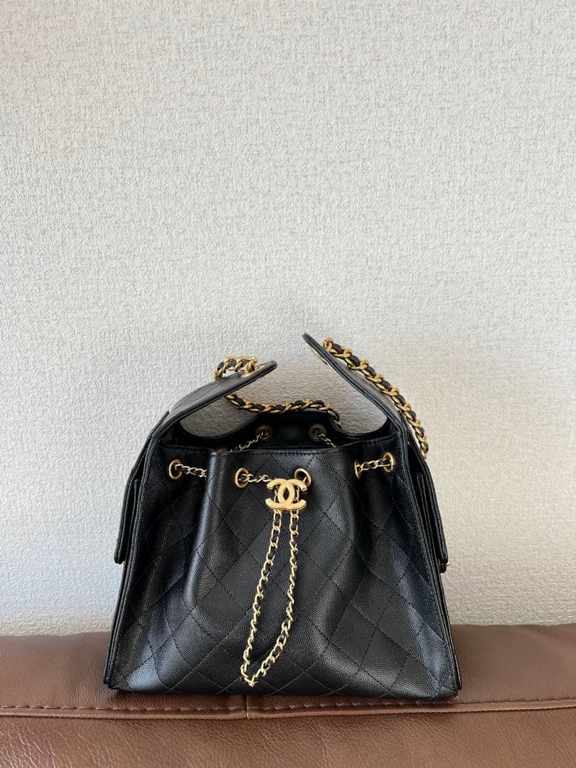 ゴールドチェーンが付いたブラックのキルティングレザーショルダーバッグ。