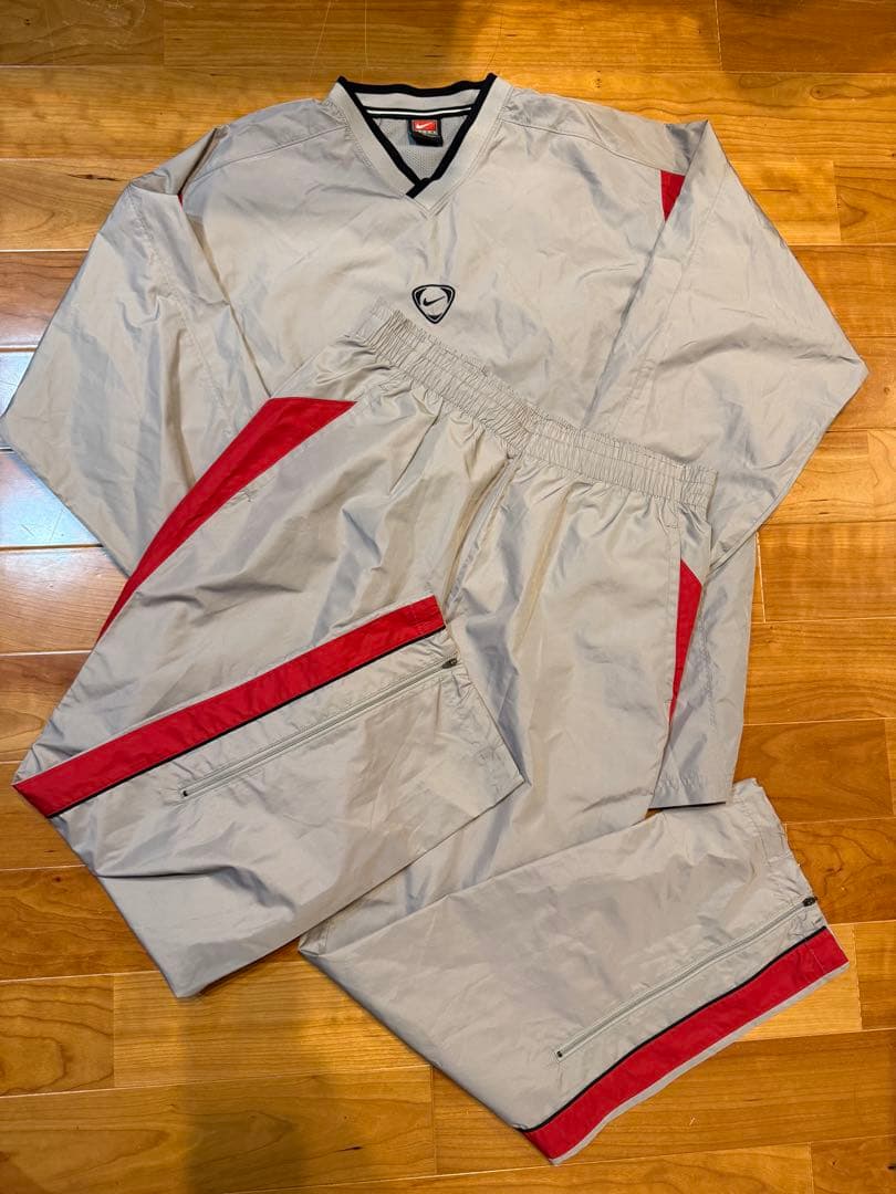 新品同様　サッカー　ナイキ　NIKEナイロン ピステ 上下セット　Lサイズ