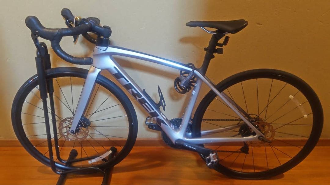 ・アルミフレーム ・カーボンフォーク ・ディスクブレーキ ・ドロップハンドル