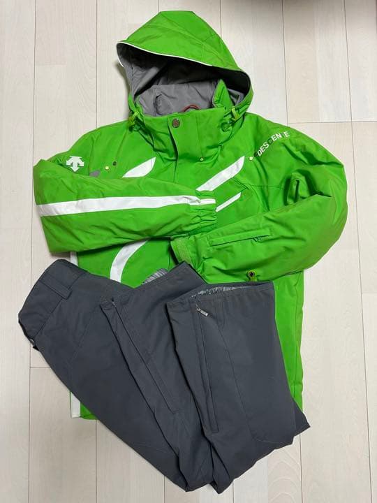 スキーウェア　デサント　破損箇所有り