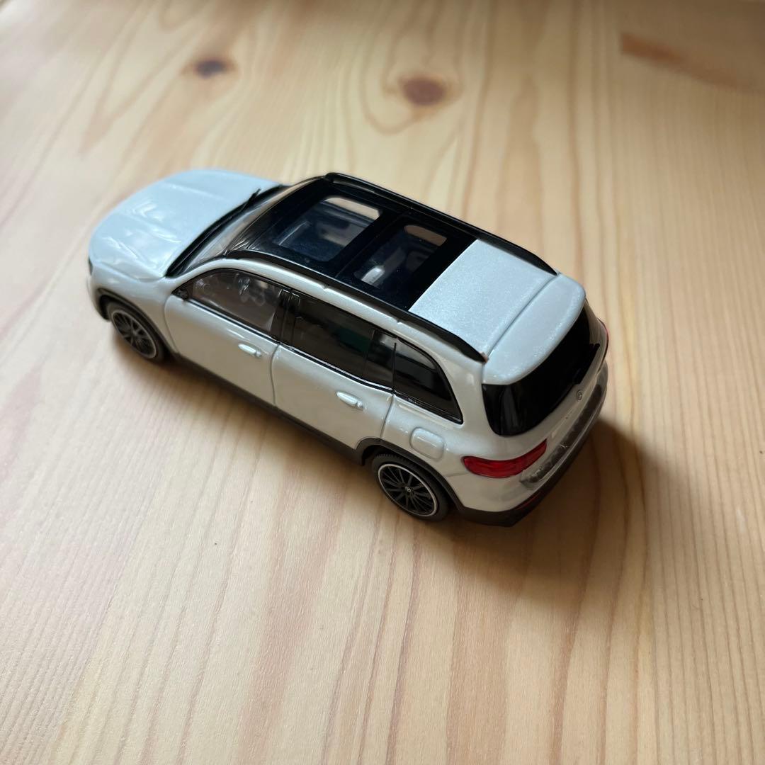 Mercedes-Benz GLB ミニカー ホワイト 1/43